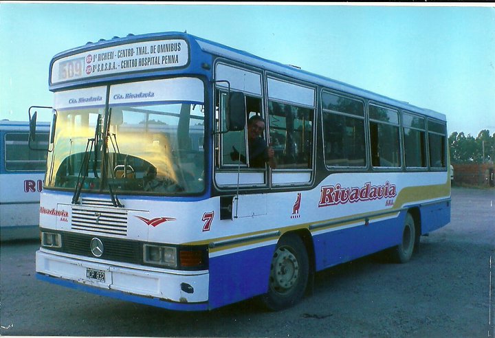 Interno 7 de la Rivadavia
B.2522805 - WCP832

Foto de Jesús Klein, chofer del interno 7. La foto fue sacada unos días antes de que se fundiera la empresa. Este coche fue uno de los últimos que re-pintaron con este nuevo esquema, a mi gusto bastante bueno.

http://galeria.bus-america.com/displayimage.php?pos=-13288
http://galeria.bus-america.com/displayimage.php?pos=-20492
Palabras clave: Interno7 BahiaBlanca Rivadavia