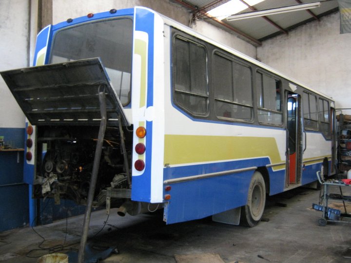 Úlitmo Interno 16.
AAT 385

http://galeria.bus-america.com/displayimage.php?pos=-13600
http://galeria.bus-america.com/displayimage.php?pos=-14086
http://galeria.bus-america.com/displayimage.php?pos=-14087
http://galeria.bus-america.com/displayimage.php?pos=-14088
http://galeria.bus-america.com/displayimage.php?pos=-15894
http://galeria.bus-america.com/displayimage.php?pos=-15895
http://galeria.bus-america.com/displayimage.php?pos=-20538

Foto de Jorge Benuzzi. Este coche hoy sigue en Bahía de manos de "Transportes Biagetti". También estaba pintado con el último esquema.
Palabras clave: Rivadavia Interno16