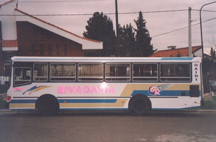 Último Interno 21.
CSO343

Este coche fue el último Interno 21 de la Rivadavia. Fue comprado 0km en 1999 y mi viejo lo manejo hasta en el 2005. La foto es de Gastón Urban, yerno del dueño del coche ya fallecido y que lo manejó hasta el quiebre de la empresa en el 2007.

Foto de Gastón Urban.

http://galeria.bus-america.com/displayimage.php?pos=-15359
http://galeria.bus-america.com/displayimage.php?pos=-15360
http://galeria.bus-america.com/displayimage.php?pos=-16914
Palabras clave: Interno21 Rivadavia BahiaBlanca