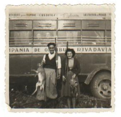 Reliquia. Foto de la Cia. Rivadavia de la década del 50
Foto de Tacci. Uno de los primeros socios de la Empresa. ¿Alguien podría saber el modelo y carrocería de este coche?.
Palabras clave: Rivadavia BahiaBlanca