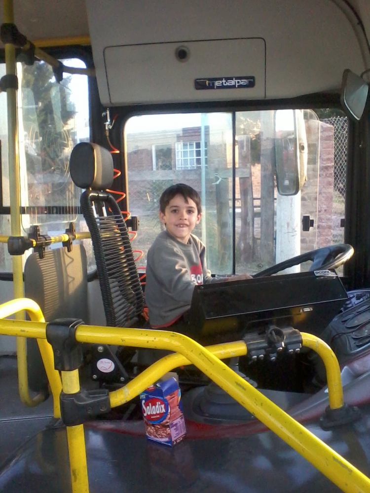 ¿Se viene otro Vargas fanático de los bondis?
Les presento a mi hermano Axel. Con 5 años ya pareciera que va a seguir el mismo camino que yo con esto de la pasión por los bondis, a cada rato andan rompiendo para subirse al cole con mi viejo jaja.
Lamentablemente no pudo vivir a la Rivadavia.
Palabras clave: RastreadorFournier Interno41 513