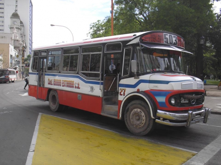 Interno 27 Compañía de Ómnibus Coronel Ramón Estomba
B.2210569 - SWK 807

Al igual que con su hermano, el interno 23, fotografiamos este coche hace poco fuera de servicio en Bahía. Gracias a José Luis obtuvimos una foto cuando aún daba servicio.

http://galeria.bus-america.com/displayimage.php?pos=-20402

Foto de Maquetas Escalibus.
Palabras clave: RamónEstomba Interno27 503