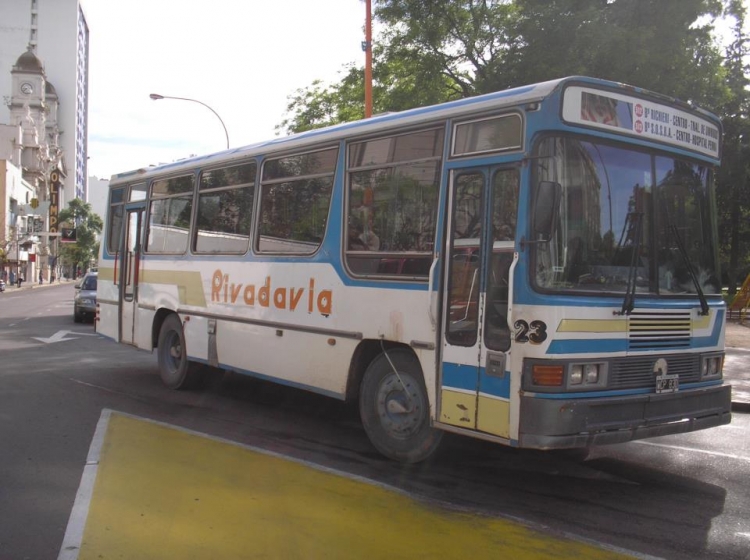 Interno 23 Compañía de Ómnibus Rivadavia
B.2522735 - WCP 830

Este coche era un mamarracho en ese tiempo (no por su interior, sino por el exterior). Un lateral casi sin pintar, una franja amarilla "re colgada", la caligrafía de la razón social toda borroneada, y un número sobrepuesto sobre otro, y el cartel de la linea caído. La verdad bastante desprolijo.

Foto de Maquetas Escalibus.
Palabras clave: Rivadavia Interno23 512