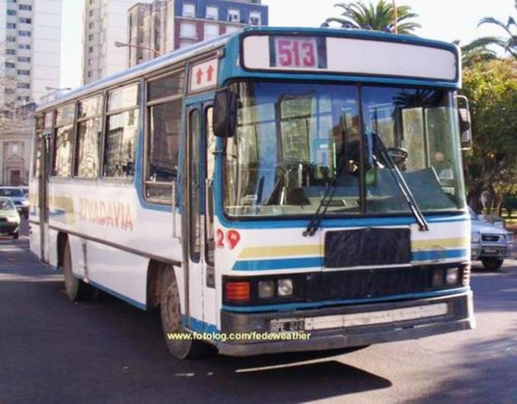Interno 29 Cia. Rivadavia
J.0070886 - RPE074

Este coche fue el último Interno 29 de la empresa. El primero había sido el Ex Interno 15 Galicia (ya subí fotos del coche en la web), pero jamás anduvo con ese número en servicio, ya que rapidamente le colocarían el Interno 15. Luego el segundo sería un Detalle OA-101 2da Generación que anduvo muy poco tiempo con el número 29 y luego pasaría a ser el 26. En el 2002 cuando se toma la línea 509, se compra este Eivar y queda establecido el Interno 29.

Foto y créditos correspondientes al fotolog de Fedeweather que anduvo por Bahía sacando fotos a algunas empresas. Es una foto muy valiosa ya que es la única del coche.
Palabras clave: Rivadavia Interno29 BahiaBlanca
