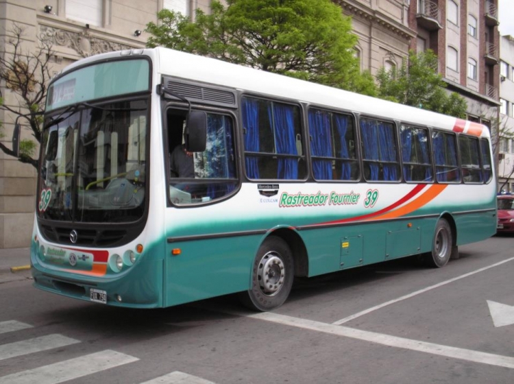 Interno 39 Empresa Rastreador Fournier
FUX 794

No fue error mío. Así pasó, durante un tiempo anduvieron 2 Interos 39's en la empresa!, el 1114 y este Metalpar que había llegado 0km.

Foto de José Luis Harberton (Maquetas Escalibus).
Palabras clave: RastreadorFournier Interno39 514