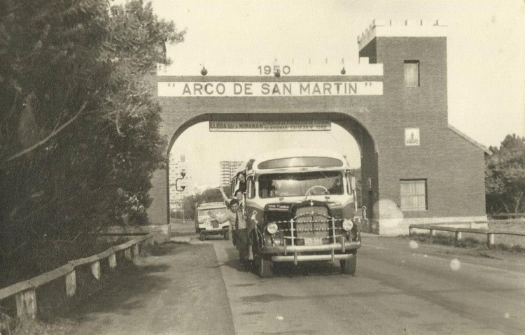 Interno 22 Cía. La Unión
Este tal parece ser un modelo más viejo que el anterior, supongo que es un L 312. ¿Será carrocería La Maravilla?. En esta foto es un viaje a Mar del Plata con la hinchada de Huracán de Ingeniero White.

Foto de Sandra Lambertucci.
Palabras clave: LaUnión Interno22 Especial