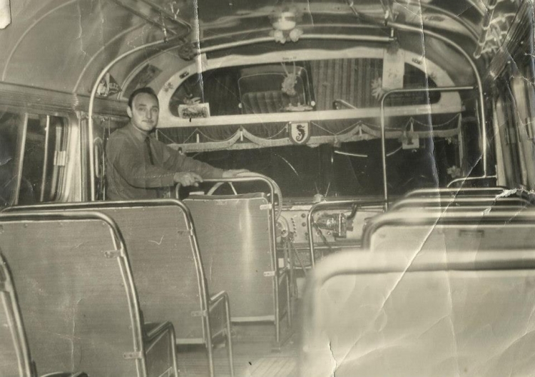 Interno 22 Cía. La Unión
Foto interior me parece del anterior coche. No logro ver en el espejo si muestra el nombre de la carrocera.

Foto de Sandra Lambertucci.
Palabras clave: LaUnión Interno22 Especial