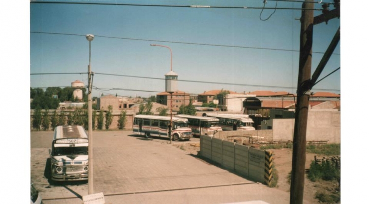 Interno 6 Cia. Gral San Martín e Internos de la Linea 503 S.A.
Ultra valiosísimas fotos de José Andrés Vidal !

De un lado se observa al Interno 6 Bi-Met de la San Martín y de otro lado 3 coches de la Línea 503 S.A. !

Palabras clave: SanMartín Interno6 502 503
