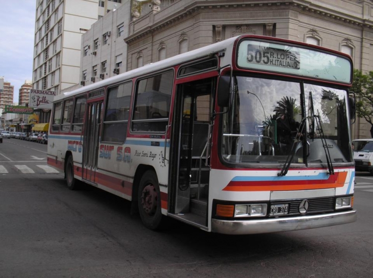 Interno 18 Empresa Micro Sur
CRD 374

Primera foto que aparece del Interno 18. Si bien no dice el número en el coche debido a que se habrá borrado o despegado.

Foto de Maquetas Escalibus.
Palabras clave: MicroSur Interno18 505