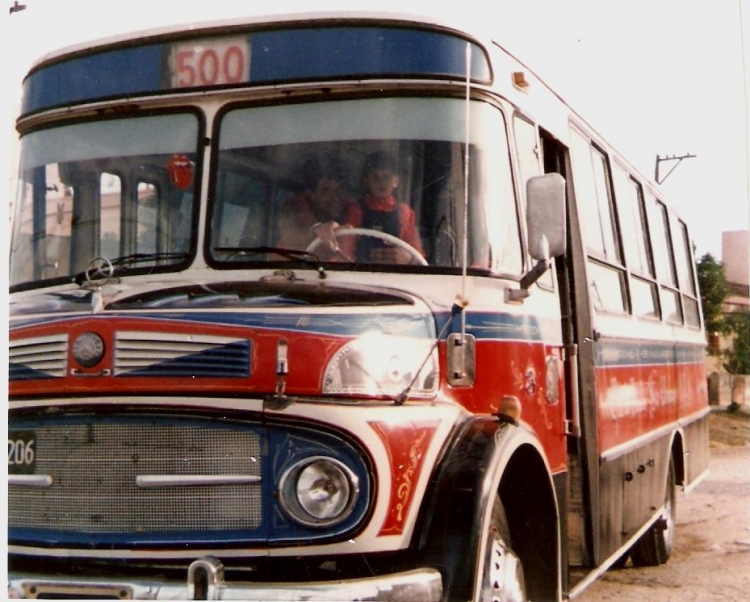 Interno 3 Cía. La Unión
B.1627210
http://galeria.bus-america.com/displayimage.php?pos=-21749

Siguen apareciendo material de La Unión!. Acá vemos al último interno 3 de la empresa, un Mercedes-Benz LO 1114 El Detalle. Este coche estuvo desde su llegada 0km a la empresa hasta el fín de la misma en 1999. 
Otro dato para aportar, en este coche mi viejo aprendió a manejar y sacó la licencia profesional!.

Foto de Roly Mo
Palabras clave: LaUnión Interno3 Linea500