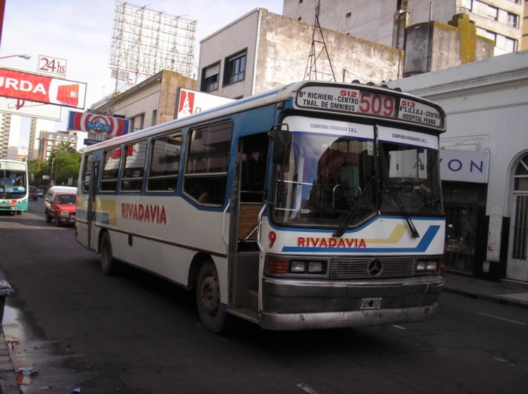 Interno 9 Compañía de Ómnibus Rivadavia
B.2492570 - VGC 484

Valiosísima esta foto. La primera que se consigue de este interno 9 en servicio en la empresa (había fotos de este coche pero como particular) y quizás sea la única que tengamos.

Foto de Maquetas Escalibus.
Palabras clave: Rivadavia Interno9 509
