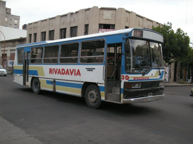 Interno 30 Compañía de Ómnibus Rivadavia
B.2506047 - SLE 173

Otra foto muy valiosa ya que es la primera que se ve de este coche. Este colectivo fue el ex Interno 25 de La Bahiense hasta el 2001.

Foto de Maquetas Escalibus.
Palabras clave: Rivadavia Interno30 513