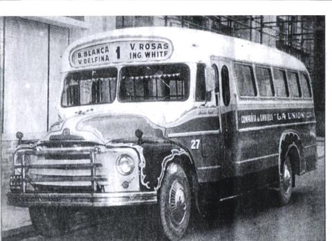 Bedford D5LZ1 - Braje - Cía. La Unión
¿25 05-?
[url=https://bus-america.com/galeria/displayimage.php?pid=13339]https://bus-america.com/galeria/displayimage.php?pid=13339[/url]
[url=https://bus-america.com/galeria/displayimage.php?pid=53297]https://bus-america.com/galeria/displayimage.php?pid=53297[/url]
[url=http://galeria.bus-america.com/displayimage.php?pos=-12777]http://galeria.bus-america.com/displayimage.php?pos=-12777[/url]

Línea 1 (Pdo. B.Blanca), interno 27

Esta foto ya había sido subida pero extraída de un dario. Acá vemos la fotografía original y se aprecia mucho mejor. Asique si querés Ale, dejá esta y borrá la otra.
Este coche era un Bedford D6LZ1 Braje que luego pasaría a ser Interno 9 de Rivadavia.

Foto de Aníbal Bendini.
Palabras clave: LaUnión Interno27 Linea1