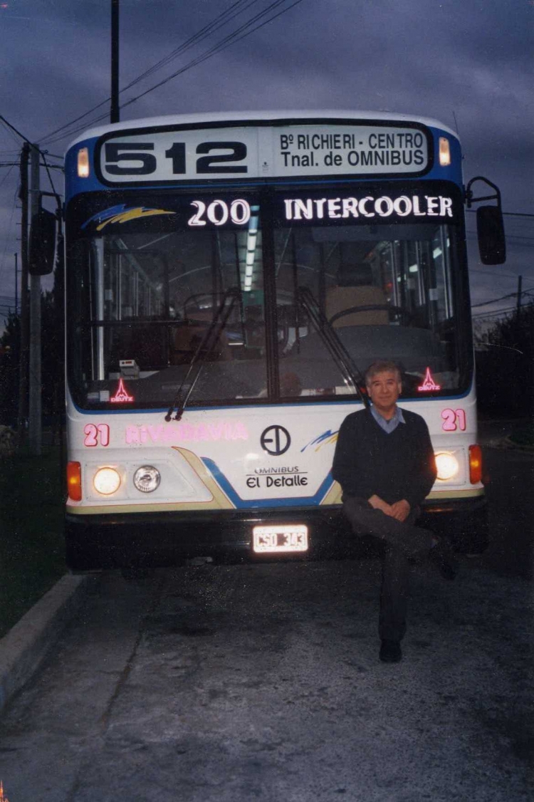 Último Interno 21 Cia. Rivadavia
CSO343

El último y quinto Interno 21 de la Rivadavia. Comprado 0km en a fines de 1999. La foto fue sacada en Comodoro Rivadavia cuando aún el coche no había entrado en servicio. En Comodoro, la hija de Rodolfo (dueño del coche y la persona que aparece en la foto) le estaba realizando la caligrafía al coche. Podrán observar que las letras y números salen rosas. En realidad son de color rojo, pero debido a un problema de la cámara salieron así.
El coche tampoco entró en servicio con estos detalles, debido a que luego se le pintaron los bordes de las ópticas azules, se le pintó una franja del paragolpe rojo, y los números de interno fueron colocados en otra posición.

http://galeria.bus-america.com/displayimage.php?pos=-15358
http://galeria.bus-america.com/displayimage.php?pos=-15359
http://galeria.bus-america.com/displayimage.php?pos=-15360
Palabras clave: Rivadavia Interno21 512