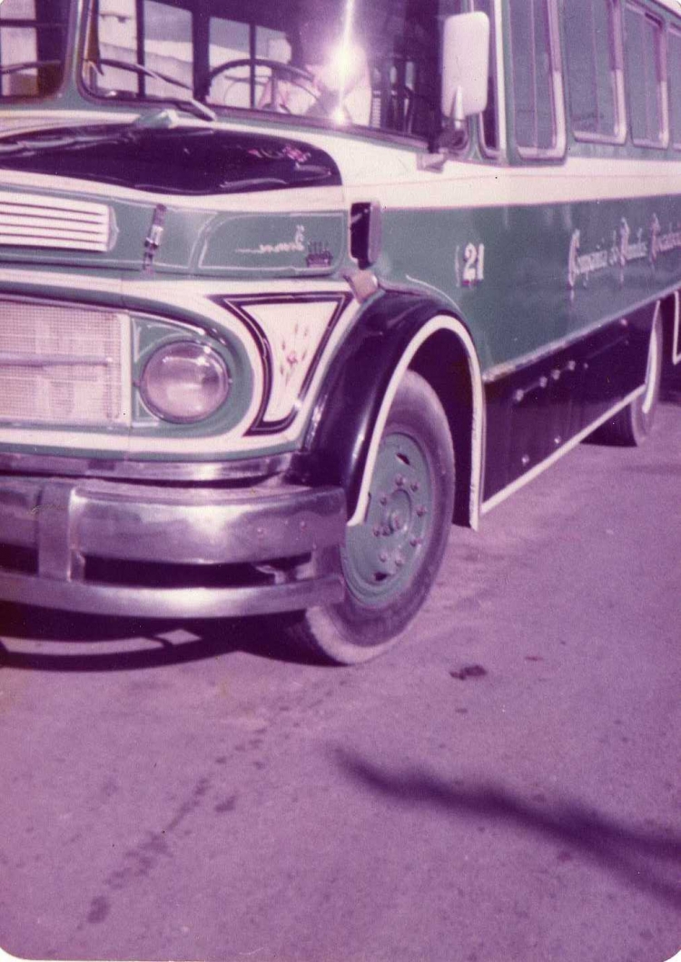 Interno 21 Cia. Rivadavia
Foto de Familia Polattini. Dueños de todos los Internos 21 de la Cia. Rivadavia.
Este fue el segundo Interno 21, carrocería El Indio. Fue comprado usado, pero no recuerdan el año exacto.

http://galeria.bus-america.com/displayimage.php?pos=-16912
Palabras clave: Rivadavia Interno21 512