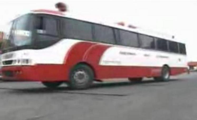 Ómnibus saliendo de una terminal en el vídeo de Hermanos Carrión: El bus
