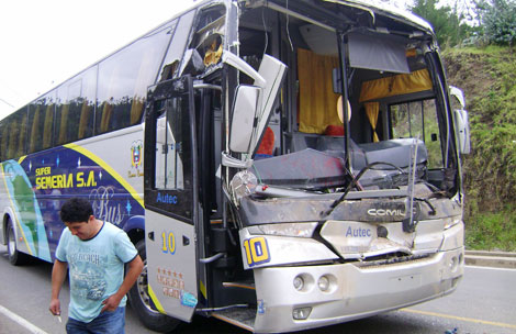 Comil Campine Vision 3.45 VW 18-310
Tomada de diario el Tiempo lo diriguian a guardarlo cuando se choco con una volqueta que tubo la culpa por invadir via
