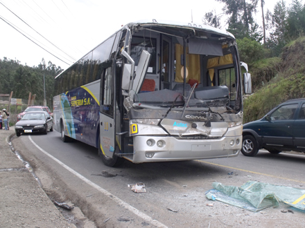 Comil Campine vision 3.45 (en Ecuador) - Super semeria accidentado
Este acccidente fue por agosto de 2011 afortunadamente estaba sin pasajeros solo fue la parte delantera y no fue el daño mayor
