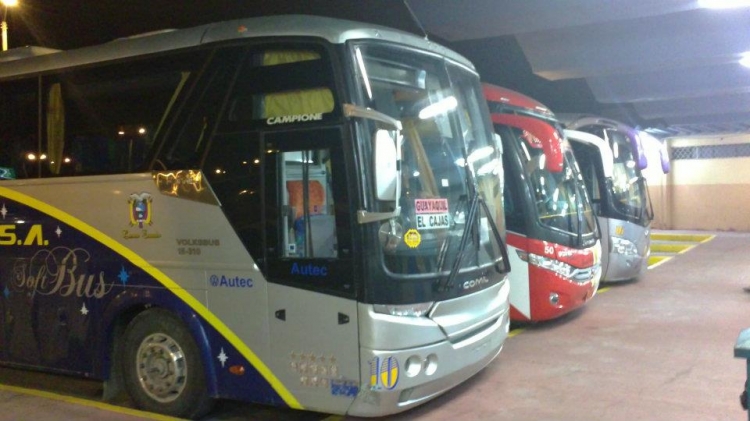 VW 18-310 - Comil Campione Vision 3.45 (en Ecuador) & Marcopolo Viaggio G7 reparados
http://galeria.bus-america.com/displayimage.php?pos=-17409
Fotografía : Tomado de el facebook de buses ecuador 
Asi quedaron ambos buses despues de haber chocado este comil choco y se perido su parte delantera no se que taller lo reparo 
Palabras clave: Marcopolo y comil