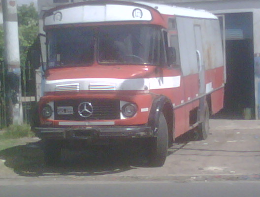 Mercedes-Benz LO 1114 - Ei-Var - Particular
RODY39 / Tablada
Estacionado sobre Av.Crovara al 3600
Posee un portón trasero, supresión de ventanillas y puerta trasera
Patente, únicamente la frontal ilegible.

