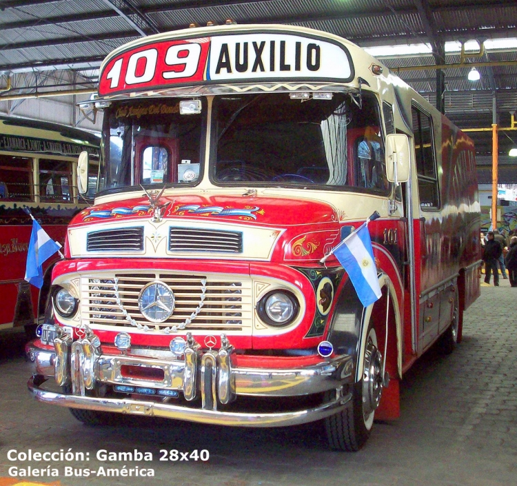 Mercedes-Benz LO 1114 - La Favorita - Nueve De Julio
C 1424353 - UFJ 305
Línea 109 - Interno 101 (Auxilio)

Colección: Gamba 28x40

http://galeria.bus-america.com/displayimage.php?pid=14212
http://galeria.bus-america.com/displayimage.php?pid=31912
Palabras clave: Gamba / 109
