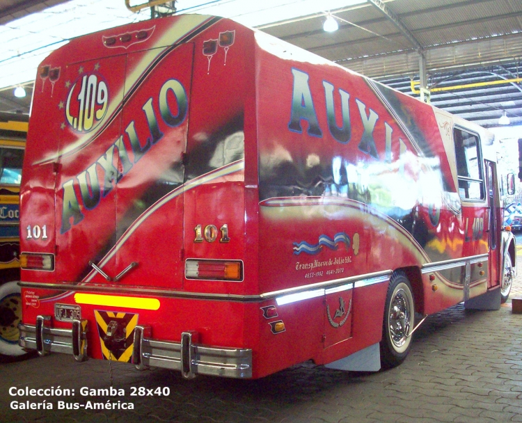 Mercedes-Benz LO 1114 - La Favorita - Nueve De Julio
C 1424353 - UFJ 305
Línea 109 - Interno 101 (Auxilio)

Colección: Gamba 28x40

http://galeria.bus-america.com/displayimage.php?pid=14212
http://galeria.bus-america.com/displayimage.php?pid=31911
Palabras clave: Gamba / 109