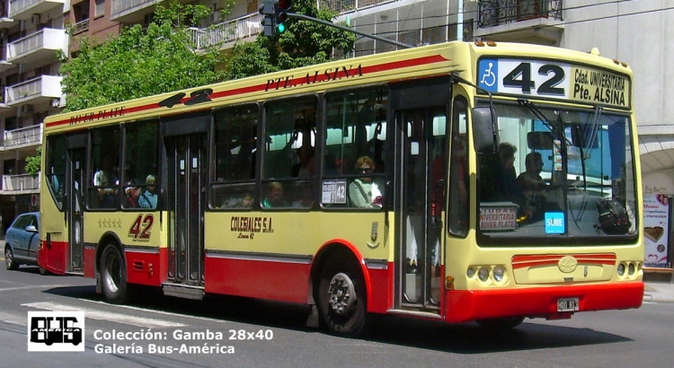 T.A.T.S.A. - Puma D 12 - Colegiales
HQO 813
Línea 42 - Interno 5
Este coche, por mucho tiempo, tuvo como destinos en el cartel Pte Alsina-Pompeya. Hoy ya luce los correctos

Colección: Gamba 28x40

http://galeria.bus-america.com/displayimage.php?pid=3995
http://galeria.bus-america.com/displayimage.php?pid=38031
Palabras clave: Gamba / 42