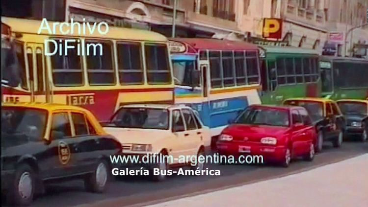 Mercedes-Benz LO 1114 - San Juan - T.A.R.S.A.
Línea 115 - Interno 135
[Datos de izquierda a derecha]

Imagen editada de un video del "Archivo DiFilm"
Palabras clave: Gamba / 115
