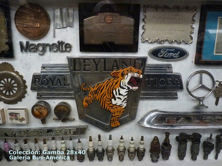 Leyland Royal Tiger 
Insignia que portaban los chasis ingleses
Imagen tomada en el museo Rocsen (Nono - Córdoba)

Fotografía: Fernando Cruzdelsud
Colección: Gamba 28x40
Palabras clave: Gamba / Leyland