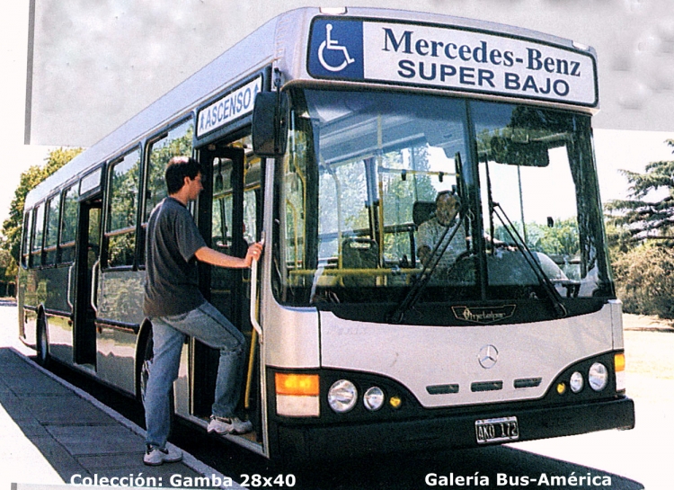 Mercedes-Benz OH 1721 - Metalpar Fénix - Mercedes-Benz Argentina
AKO 172
Este coche constituye una rareza, es un prototipo de seguro construido a fines de los 90.
Si fue único, debería ser el que está en el archivo, al servicio de la línea 118, pero esa unidad fue patentada en 2002, y como dato sobre el de la imagen, el dominio no existe
Será este:  http://galeria.bus-america.com/displayimage.php?pid=4119

Fotografía: Mercedes-Benz Argentina
Extraída de una nota periodística
Colección: Gamba 28x40
Palabras clave: Gamba / Proto