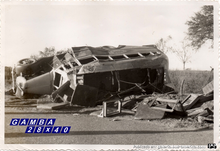 Ford (F.M.C.) - Gnecco - General San Martín
[url=https://bus-america.com/galeria/displayimage.php?pid=65320]https://bus-america.com/galeria/displayimage.php?pid=65320[/url]

Interno 1
Siguiendo con los archivos de volcados, a éste le fue un poco peor que al carrozado por Vaccaro

Fotografía: Autor desconocido
Colección: Gamba 28x40
Palabras clave: Gamba / Larga