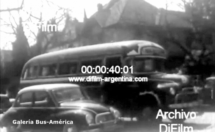 Dodge Kew - El Cóndor - Línea 76
¿Alguien arriesga que chasis tiene este coche?

Imagen extraída del "Archivo DiFilm"
http://www.youtube.com/watch?v=J7QdyUFTjH4
Captura: Gamba 28x40
Palabras clave: Gamba / Raro
