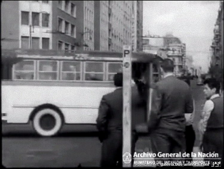 Bedford OB - GM (ensamblada en Argentina) - M.O.226
Línea 226 (Luego 56)

Imagen editada de un video del Archivo General de la Nación
Captura: Gamba 28x40


Palabras clave: Gamba / 226