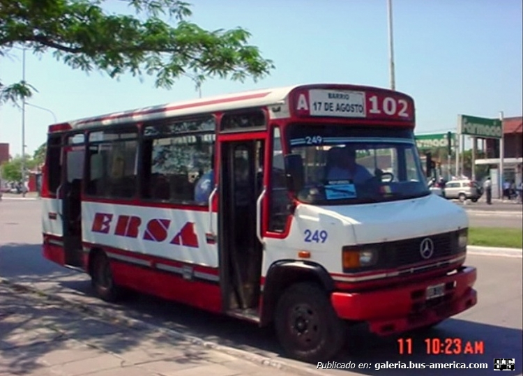 Mercedes-Benz LO 814 - Ei-Var - ERSA
Línea 102 - Interno 249

Imagen editada de un video de ERSA
Captura: Gamba 28x40
Palabras clave: Gamba / ERSA