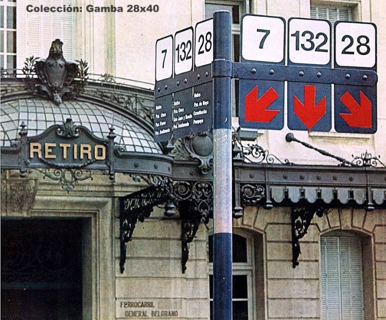 Paradas en Retiro
Modelo de parada vista en una parte de la década del 70.
Esta fotografía se encuentra en un libro publicado por la Municipalidad de la
Ciudad de Buenos Aires, donde se informa de las nuevas señales que tendrá
la Capital Federal, el intendente era Saturnino Montero Ruíz, fines de 1972 

Palabras clave: Gamba / CABA