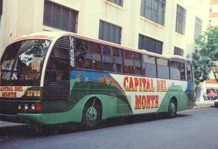 ARBUS - D.I.C. Megadic - Capital Del Monte
Interno 37/93
Empresa oriunda de Oberá, Misiones, donde posee servicios urbanos y provinciales.
Esta línea nacional de larga distancia hoy se encuentra en manos de Águila Dorada Bis

Fotografía: Osvaldo Abner
Archivo: Pablo Olguín
Palabras clave: Gamba / CDMonte