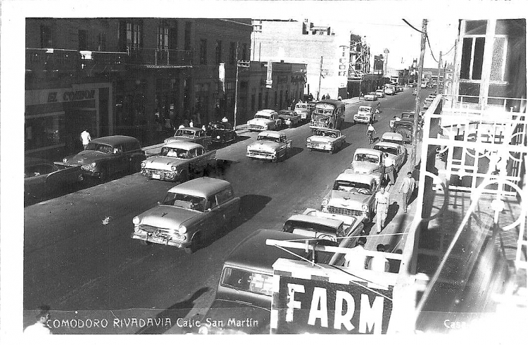 Chevrolet  (G.M.C.)
Si no estuviera el colectivo, pensaríamos que esta toma es de alguna ciudad de Estados Unidos, pero es Comodoro Rivadavia

Copia de una tarjeta postal
Palabras clave: Gamba / Chivo