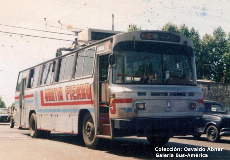 Mercedes-Benz LO 1114 reformado - Martín Fierro - Martín Fierro
Línea K - Interno 5
Uno de los raros trolebuses de la Martín Fierro, en este caso le han adaptado partes de 608 D.

Archivo: Osvaldo Abner
Gestión: Pablo Olguín
Palabras clave: Gamba / Rosario
