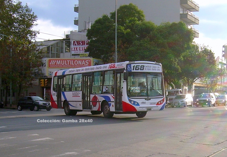 Mercedes-Benz OH 1315 - Metalpar - M.O.D.O.
GSO 938
Línea 168 - Interno 490
No apto para despistados, este coche cubre el recorrido de la antigua línea 90, después
de llevar varios números de línea y nombres de empresa, hoy podemos ver, no figura el 90,
la ramalera dice "Griveo", y además posee dos razones sociales "E.S.I.S.A." y M.O.D.O.S.A.
Palabras clave: Gamba / 168