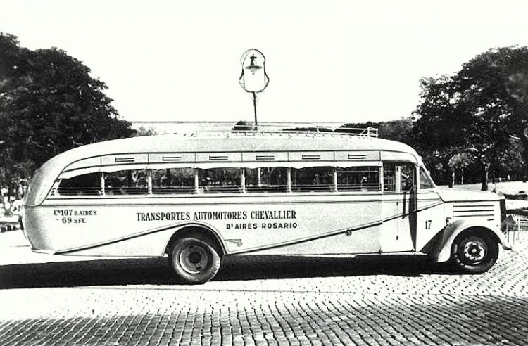 Mercedes-Benz - Gnecco - T.A. Chevallier
[url=https://bus-america.com/galeria/displayimage.php?pid=54876]https://bus-america.com/galeria/displayimage.php?pid=54876[/url]

Concesión Buenos Aires N° 107 - Concesión Santa Fé 69
Interno 17

Foto: Archivo General de la Nación
Archivo: Osvaldo Abner
Gestión: Pablo Olguín

Palabras clave: Gamba / Cheva