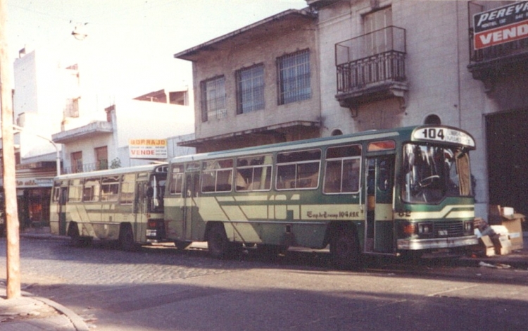 Mercedes-Benz OC 1214 - Alcorta - Empresa de Transportes Línea 104
(Datos de derecha a izquierda)

Fotografía: Osvaldo Abner
Gestión: Pablo Olguín
Palabras clave: Gamba / 104
