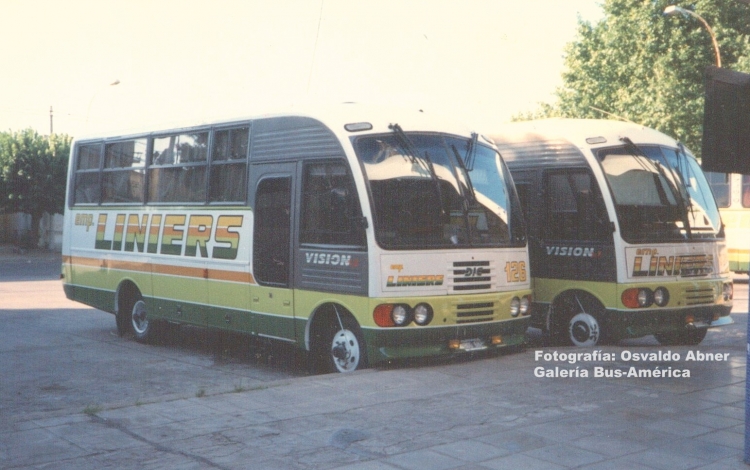 Mercedes-Benz L 711 - D.I.C. Visión - Empresa Liniers
BOQ682 [1º]
http://galeria.bus-america.com/displayimage.php?pid=33670

BES032 [2º]
http://galeria.bus-america.com/displayimage.php?pid=33669

Fotografía: Osvaldo Abner 
Gestión: Pablo Olguín
Interno 126 , servicio de busqueda en puerta de pasajeros a terminal de La Plata
[Datos de izquierda a derecha]
Palabras clave: Gamba / Larga