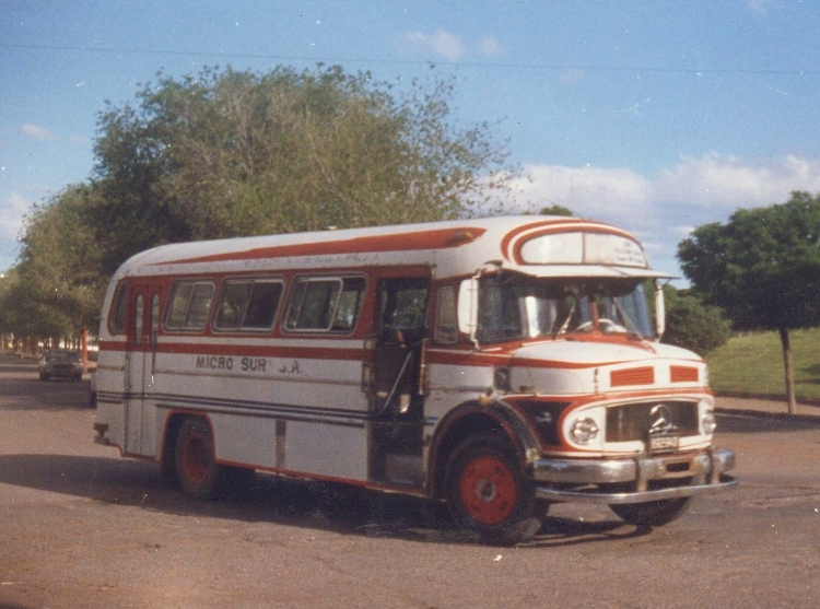 Mercedes-Benz LO 1114 - El Indio - Ex Micro Sur
Ex línea ¿505? ¿506?

Fotografía: Osvaldo Abner
Gestión: Pablo Olguín
Palabras clave: Gamba / Bahía