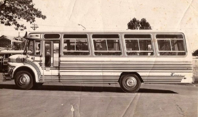 Mercedes-Benz  LO 1114 - Suyai S.MB.LO1114/483-001 - Trans. Casals
Foto Familia Casals - Extraída del Facebook Norte Bus

Para conocer la históra de estos modelos de carrocerías Suyai, puede vistar:
http://www.bus-america.com/ARcarrocerias/Suyai/Suyai-historia1.htm
Palabras clave: Gamba / Suyai