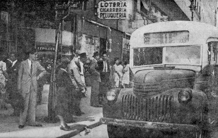 Chevrolet (G.M.C.) - El Trébol - C.T.C.B.A.
Línea 11 (luego 212 y 119)

Fotografía publicada en un suplemento de Diario Clarín del 23 septiembre 1978
Extraída del sitio "Archivo de Autos"
Palabras clave: Gamba / 11