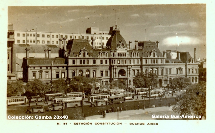 Estación Constitución
Vista panorámica de principios de la década del 40.
Se aprecian variedad de colectivos, ómnibus y tranvías

Reproducción de una tarjeta postal
Colección: Gamba 28x40
Palabras clave: Gamba / antiguas