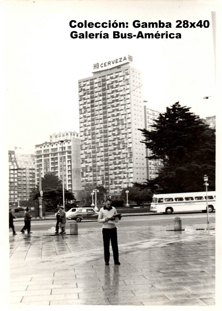 Mercedes-Benz O-321 HL - A y L Decaroli - Excursión
Fotografía de Mar Del Plata, como fondo, la Plaza Colón

Fotografía: Autor desconocido
Colección: Gamba 28x40
Palabras clave: Gamba / MDP