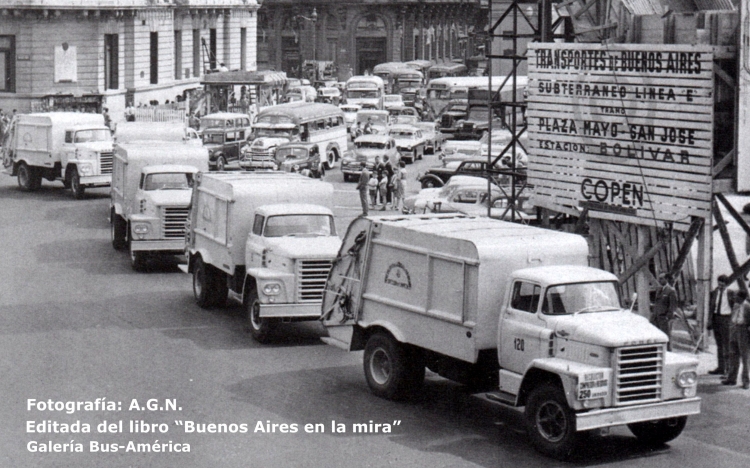 Chevrolet (G.M.C.) - La Unión - Línea 291
Esta foto me remite a mi infancia, he visto esto camiones recolectores de residuos en actividad, primero con este color, blanco, para más tarde ser repintados de anaranjado. Son Dodge Heavy Duty.
En la imagen se los ve en su presentación en sociedad, fueron un total de 250
Más atrás se ve un colectivo de la línea de emergencia 291 (luego 91), un Mack, puede ser un 129 y un Ford 1960, al servicio de la línea 229 (luego 29)

Fotografía: Archivo General de la Nación
Editada del libro "Buenos Aires en la mira" de Daniel Balmaceda
Palabras clave: Gamba / 291