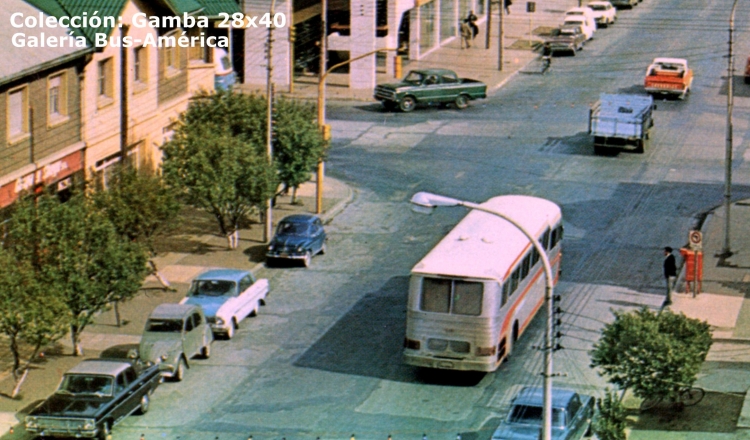 Magirus-Deutz - A y L Decaroli - Transportadora Patagónica
Toma fotográfica de la ciudad de Río Gallegos, se ve un ómnibus del cual agradeceré datos.

Copia de una tarjeta postal
Colección: Gamba 28x40
Palabras clave: Gamba / Larga