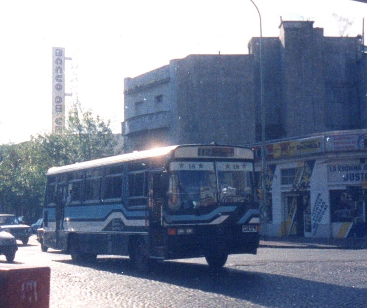 Mercedes-Benz OH 1314 - Ei-Var - Expreso Lomas
Línea 112 - Interno 18

Fotografía: Osvaldo Abner
Gestión: Pablo Olguín
http://galeria.bus-america.com/displayimage.php?pos=-23270
Palabras clave: Gamba / 112